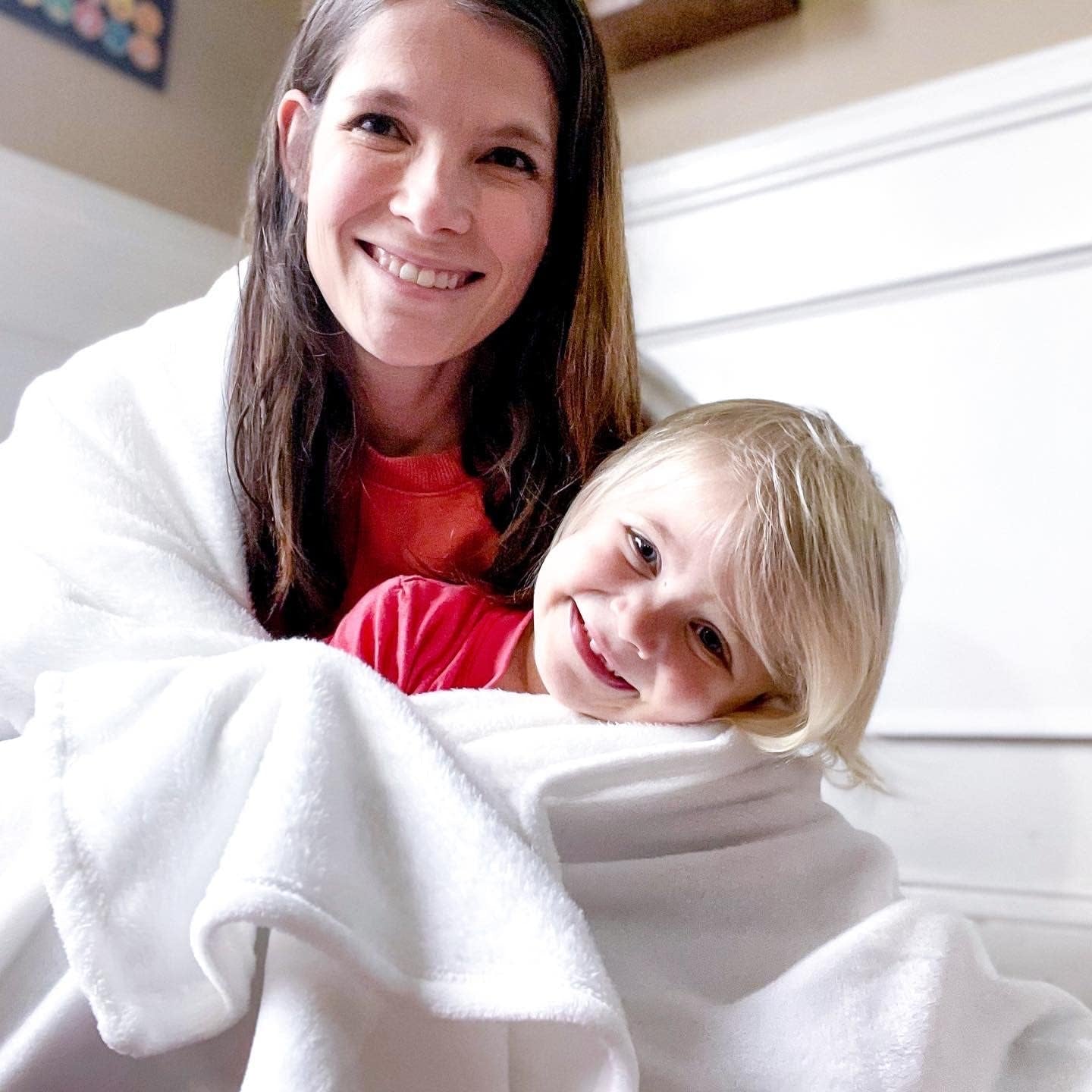 White Fleece Blanket Super Soft Cozy Throw Flannel Blanket, Lightweight Comfy Fuzzy Blanket Plush Throw Blankets for Couch, Sofa, Bed, Camping, Travel, 50X60Inches